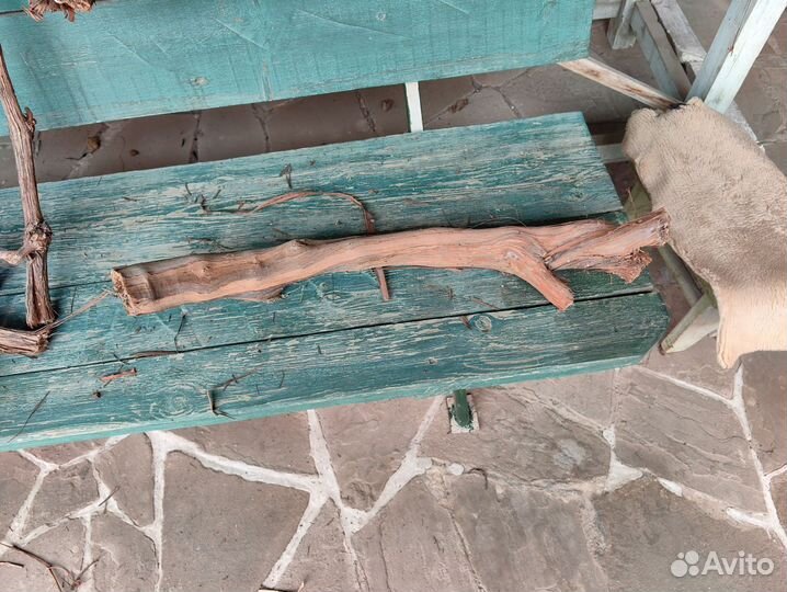 Виноградная лоза и коряги для декора