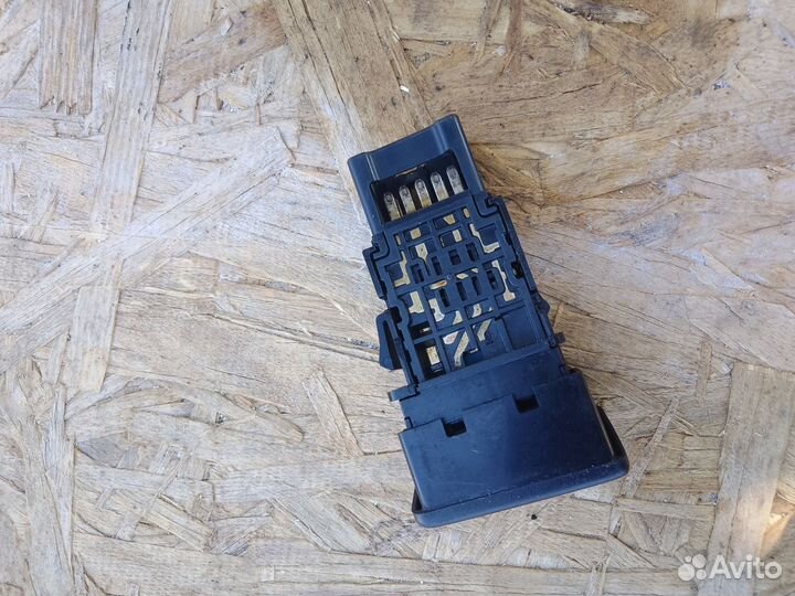 Кнопка аварийки Nissan Bluebird U14