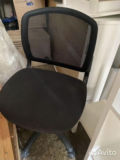 Стул офисный на колесах