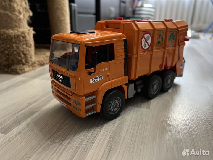 Мусоровоз Bruder