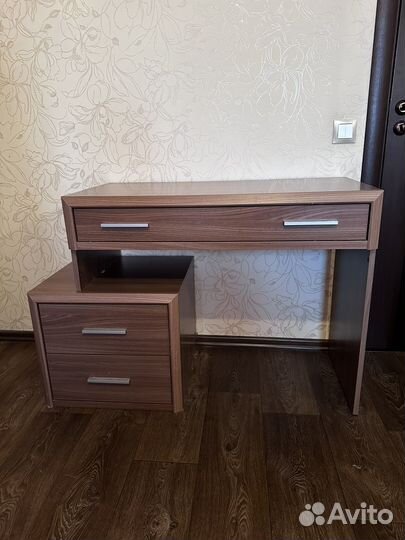 Стол туалетный