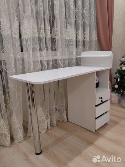 Маникюрный стол