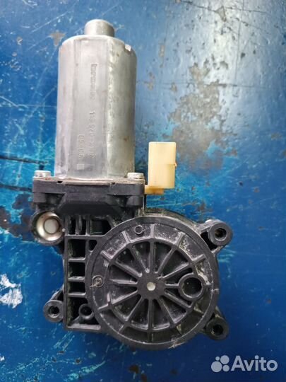 Моторчик стеклоподъемника задней правой двери R