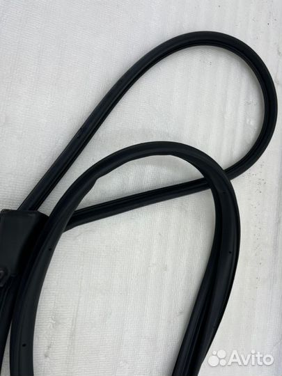 Уплотнитель двери передний левый Toyota Camry