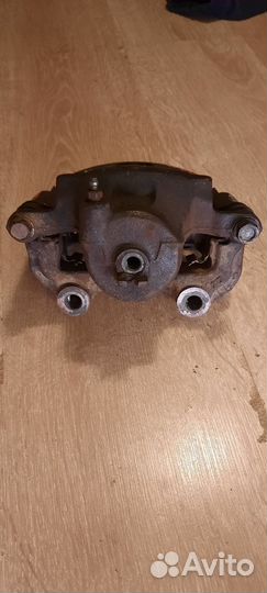 Суппорт передний левый nissan maxima / cefiro a32