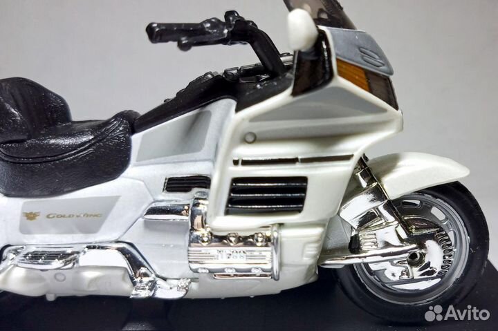 Модель мотоцикла honda Gold Wing 1:18 от Welly