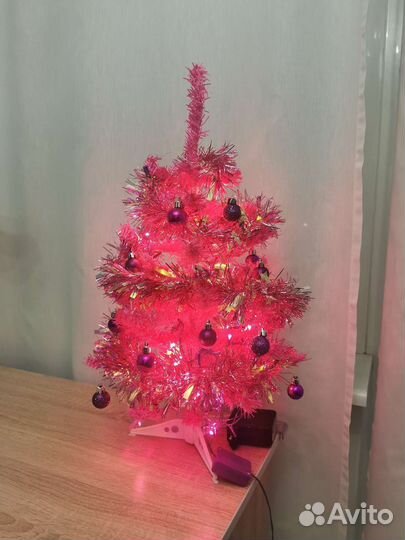 Розовая новогодняя ёлка с украшениями