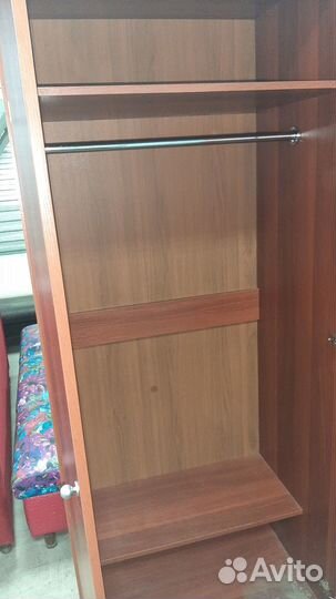 Коричневый офисный шкаф для одежды