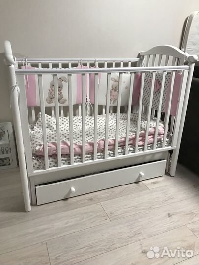 Детская кроватка с маятником и ящиком