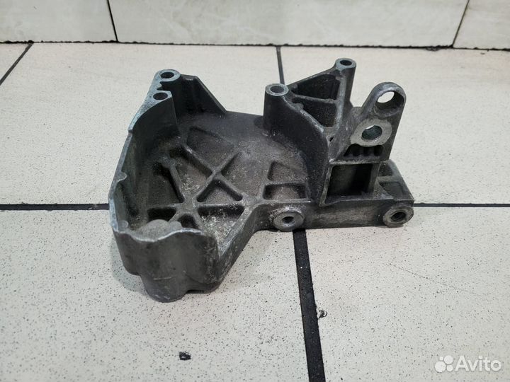 Кронштейн двигателя Renault Laguna 3