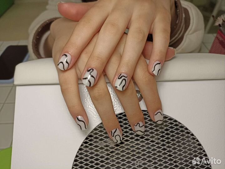 Маникюр в салоне