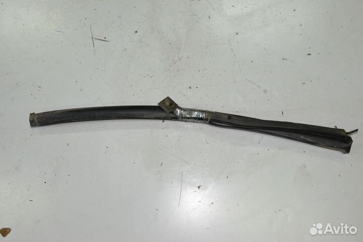 Уплотнитель резинка задней левой арки Touareg 1