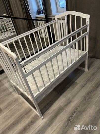 Детская кроватка с маятником белая