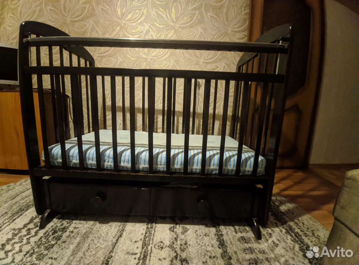 Детская кроватка с маятником и ящиком