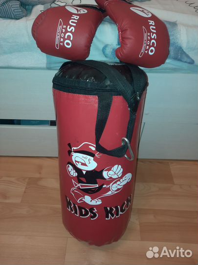 Боксерская груша и перчатки