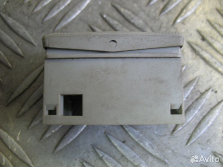 Кнопка люка Volkswagen Golf 3 / Vento 1992г
