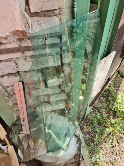 Стекло двери переднее правое Opel Astra H 2009