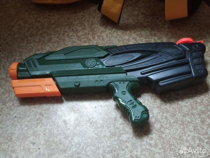 9 игр. пистолетов, 10 стрел, световой меч, нунчаки