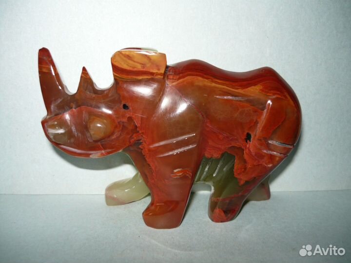 Носорог и рыбка из оникса