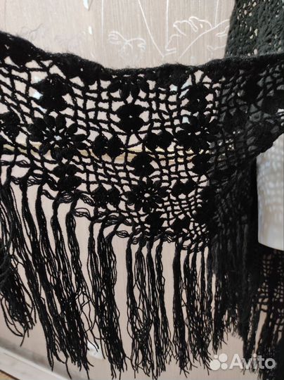 Шаль черная с кистями платок