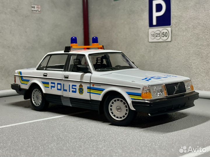 Коллекционная модель Volvo 240 Polis 1:24 Welly