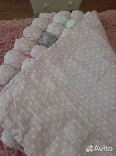 Одеяло (плед) с помпонами