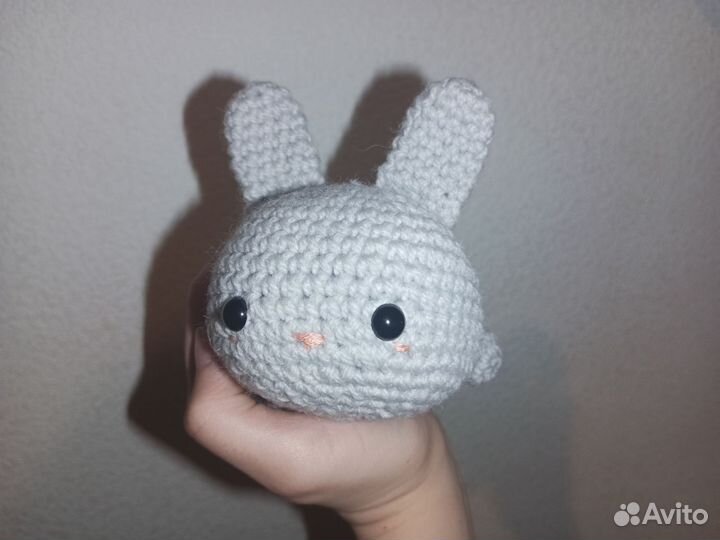 Вязаный зайчонок