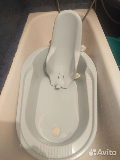 Столик для кормления.Ванночка для купания малыша