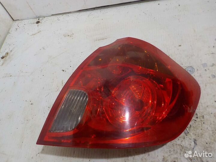 Фонарь задний правый Mazda Verisa