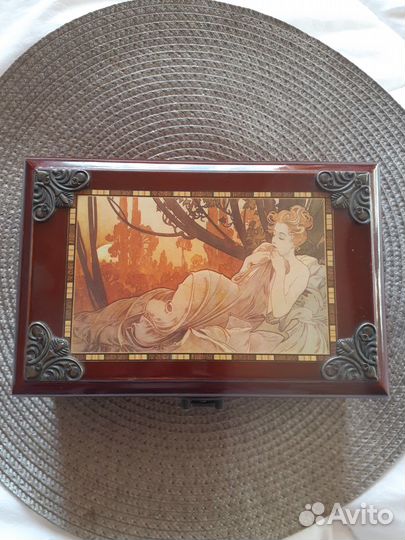 Шкатулка для украшений из дерева