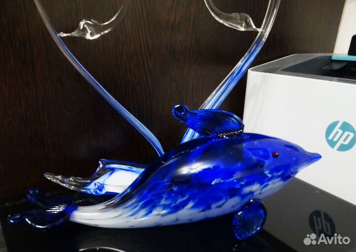 Лебеди с дельфином