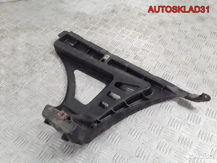 Кронштейн заднего бампера левый Mitsubishi Carisma