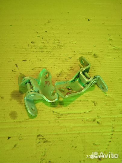 Петли передней двери правые Тойота 150