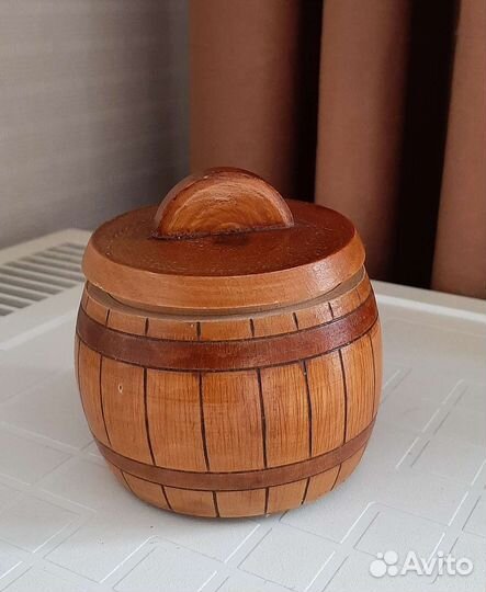 Деревянная маленькая бочка с крышкой