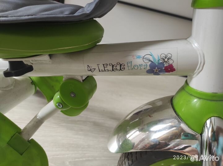 Трёхколёсный велосипед с ручкой Lexx flora