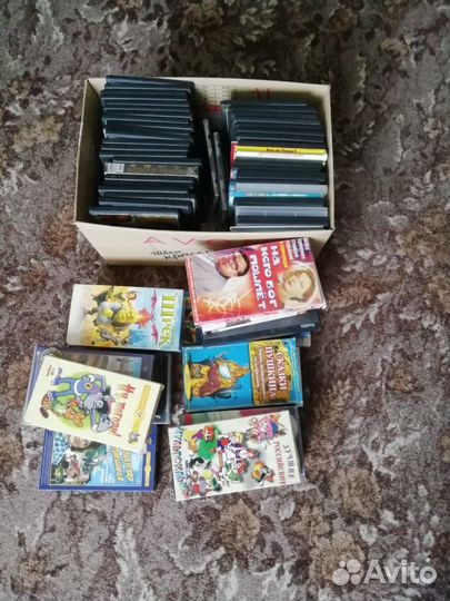 DVD диски и видео кассеты