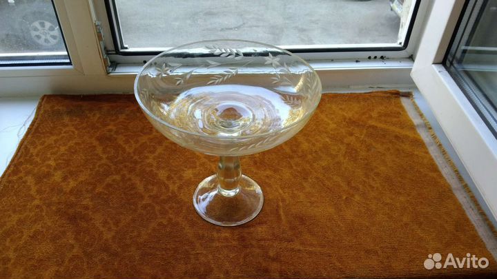 Ваза для фруктов на ножке