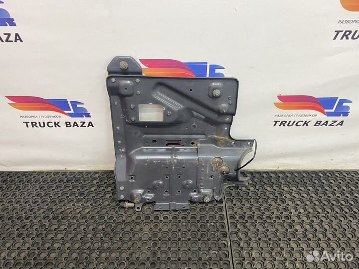 2353627 Кронштейн брызговика левого