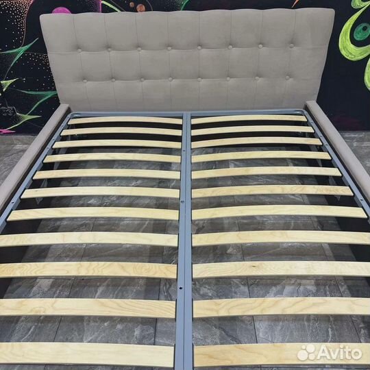 Кровать с матрасом 180х200