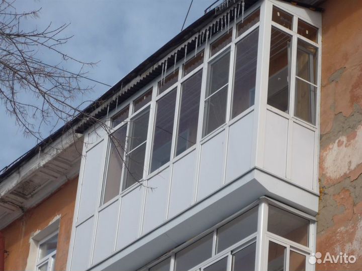 Балконы вологда. Пластиковый балкон с выносом. Остекление балкона с выносом. Металлокаркас для балкона. Балкон с выносом по подоконнику.