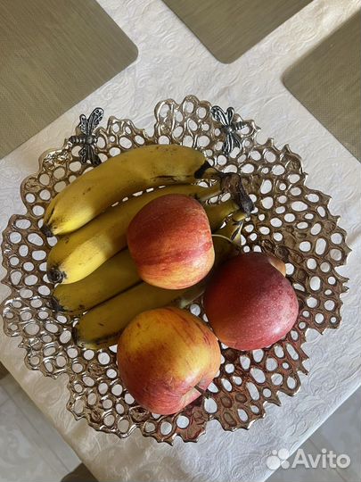 Ваза для фруктов на ножке