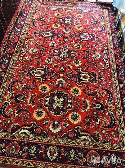 Ковер 1985 шерстяной весел на стене