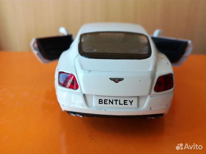 Модель машинки коллекционная