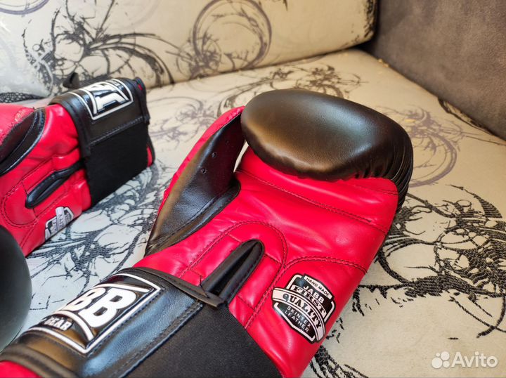 Боксерские перчатки и шлем