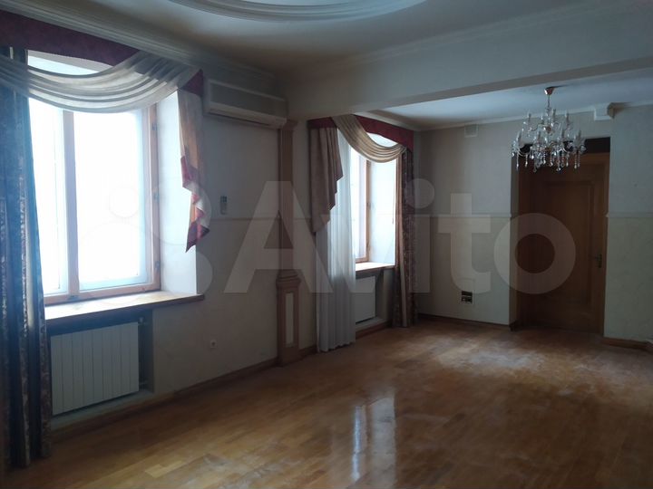 Пл. 270 м², (2 этажа) первая линия, центр, отд. вх