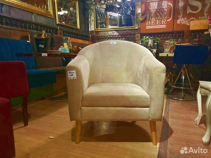 Кресло из велюра на ножках