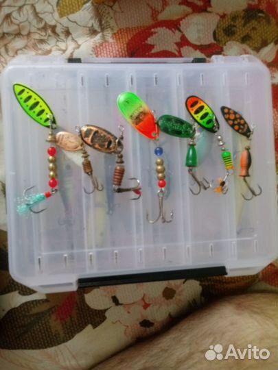Коробка с воблерами и блеснами