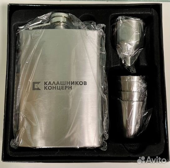 Фляжка со стопками и воронкой