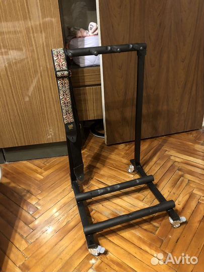 Гитарная стойка-тележка