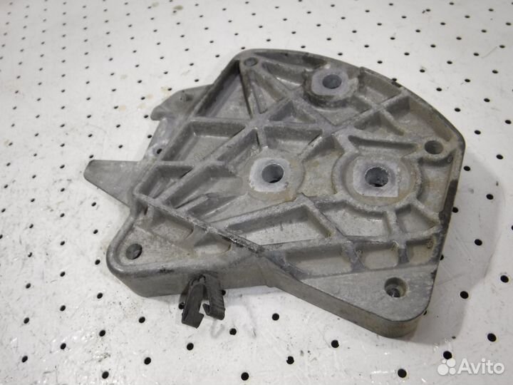 Кронштейн кпп Opel Astra H